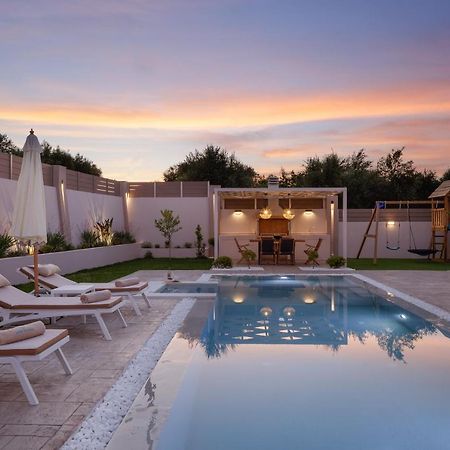 Koin Villa Sunset, With Heated Pool & Whirlpool, By Thinkvilla Perama  Екстер'єр фото